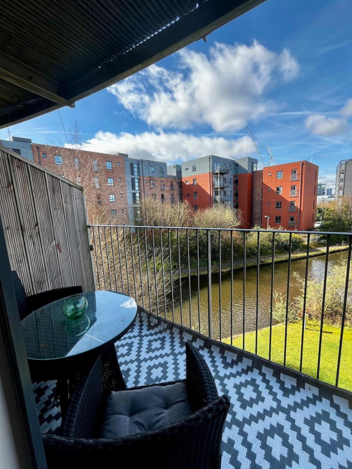 Serene 2-Bed Flat With Canal Views - Coop Live & Ethiad Manchester Exterior photo