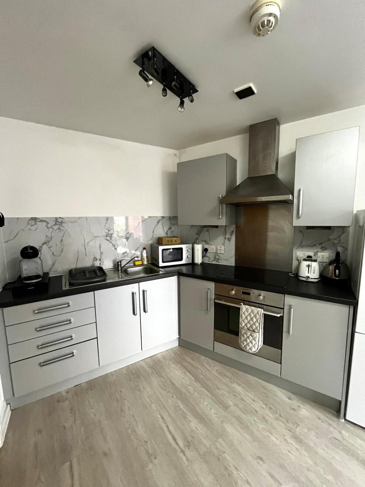 Serene 2-Bed Flat With Canal Views - Coop Live & Ethiad Manchester Exterior photo