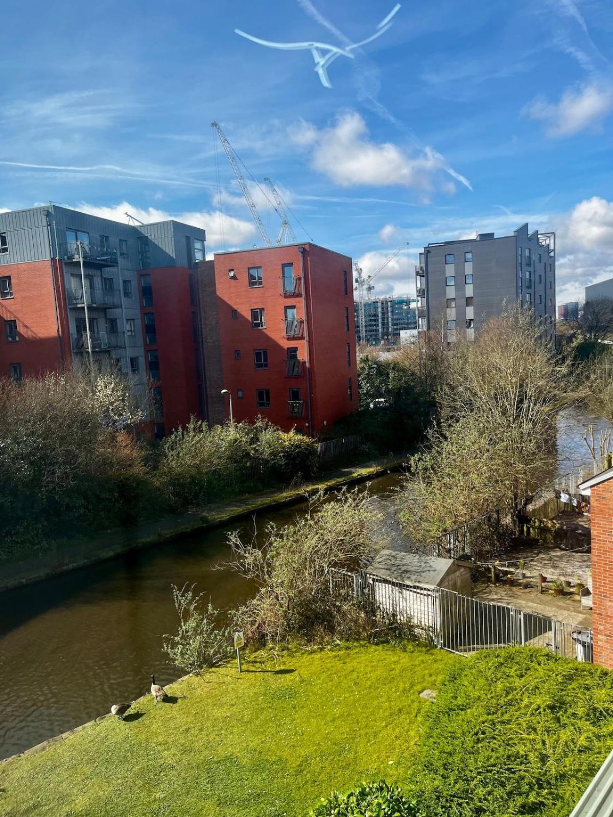 Serene 2-Bed Flat With Canal Views - Coop Live & Ethiad Manchester Exterior photo